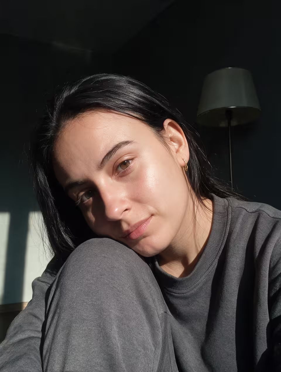 Свет падает так, будто знает о тебе всё
