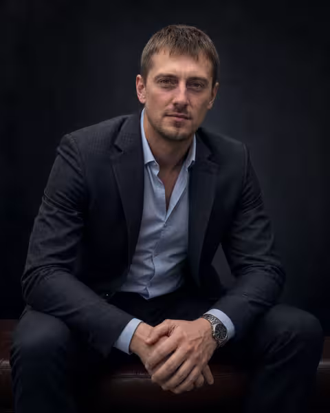 Портрет мужчины в пиджаке и голубой рубашке