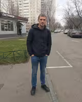 Снимок мужчины в куртке на улице